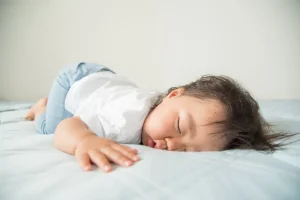 蒲田で評判の小児矯正、のびのび歯科・矯正歯科で、子どもの寝方と歯並びの関係性についての解説