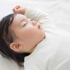 蒲田で評判の小児矯正、のびのび歯科・矯正歯科で、子どもの寝方と歯並びの関係性についての解説