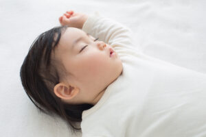 蒲田で評判の小児矯正、のびのび歯科・矯正歯科で、子どもの寝方と歯並びの関係性についての解説